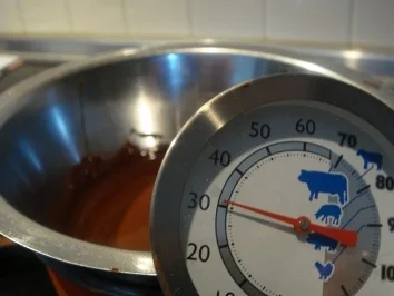 Konfekt: Pralinen mit Amarenakirschen und Chilischokolade - Rezept