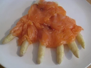 Überbackener frischer Spargel mit Orangenhollandaise & neuen gebräunten Drillingen - Rezept