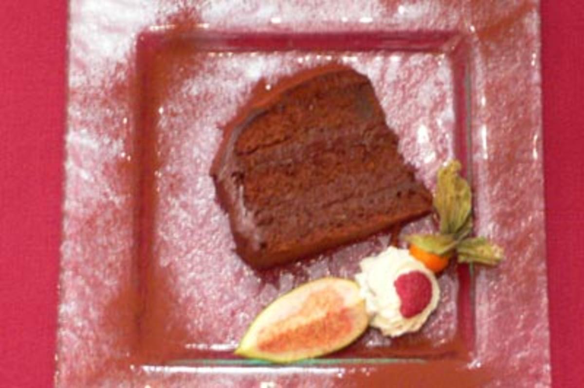 Dunkle Schokoladentorte mit Crème Canache - Rezept - kochbar.de