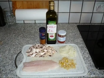 Gefülltes Pangasiusröllchen mit Gemüsereis und Champignon-Zwiebelsoße - Rezept