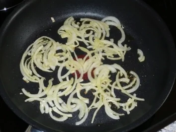 Gefülltes Pangasiusröllchen mit Gemüsereis und Champignon-Zwiebelsoße - Rezept