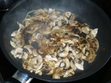 Gefülltes Pangasiusröllchen mit Gemüsereis und Champignon-Zwiebelsoße - Rezept