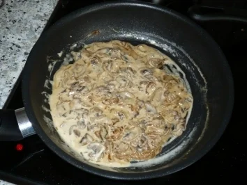 Gefülltes Pangasiusröllchen mit Gemüsereis und Champignon-Zwiebelsoße - Rezept