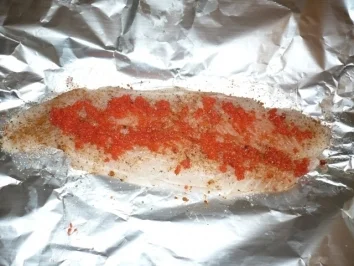 Gefülltes Pangasiusröllchen mit Gemüsereis und Champignon-Zwiebelsoße - Rezept