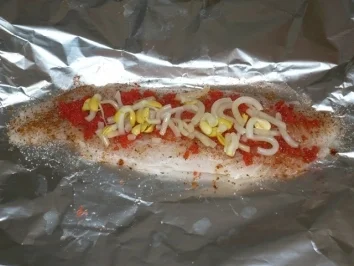 Gefülltes Pangasiusröllchen mit Gemüsereis und Champignon-Zwiebelsoße - Rezept