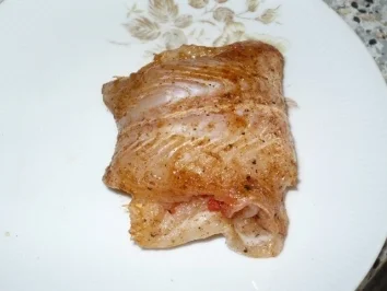 Gefülltes Pangasiusröllchen mit Gemüsereis und Champignon-Zwiebelsoße - Rezept