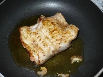 Gefülltes Pangasiusröllchen mit Gemüsereis und Champignon-Zwiebelsoße - Rezept