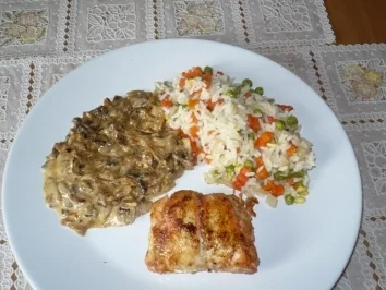 Gefülltes Pangasiusröllchen mit Gemüsereis und Champignon-Zwiebelsoße - Rezept