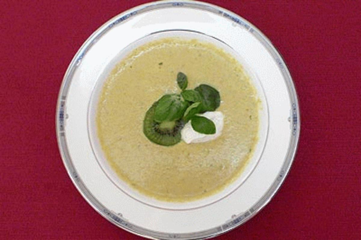 Romanesco-Suppe mit Basilikumspitzen - Rezept