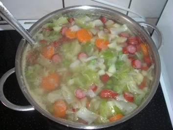 SUPPE: WEIßKOHLEINTOPF MIT KABANOSSI - Rezept - Bild Nr. 4