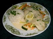 Pangasiusfilet mit Weinschaumsoße und Gemüsebett>> - Rezept