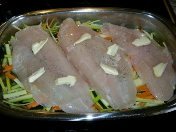 Rezept: Pangasiusfilet mit Weinschaumsoße und Gemüsebett>> Pangasiusfilet mit Weinschaumsoße und Gemüsebett>> - Rezept