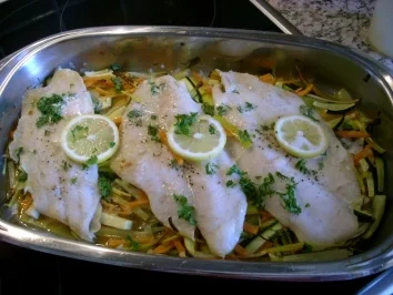Rezept: Pangasiusfilet mit Weinschaumsoße und Gemüsebett>> Pangasiusfilet mit Weinschaumsoße und Gemüsebett>> - Rezept
