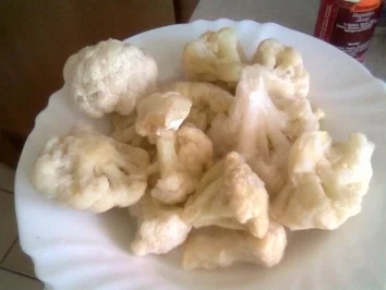 Rezept: Silkes Blätterrolle gefüllt mit Hackfleisch und Blumenkohl sowie einigen geschälten Tomaten Silkes Blätterrolle gefüllt mit Hackfleisch und Blumenkohl sowie einigen geschälten Tomaten - Rezept