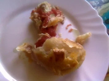 Rezept: Silkes Blätterrolle gefüllt mit Hackfleisch und Blumenkohl sowie einigen geschälten Tomaten Silkes Blätterrolle gefüllt mit Hackfleisch und Blumenkohl sowie einigen geschälten Tomaten - Rezept