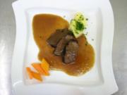 Rinderbraten auf Cognacsoße an Petersilienkartoffeln und glasierten Möhren - Rezept