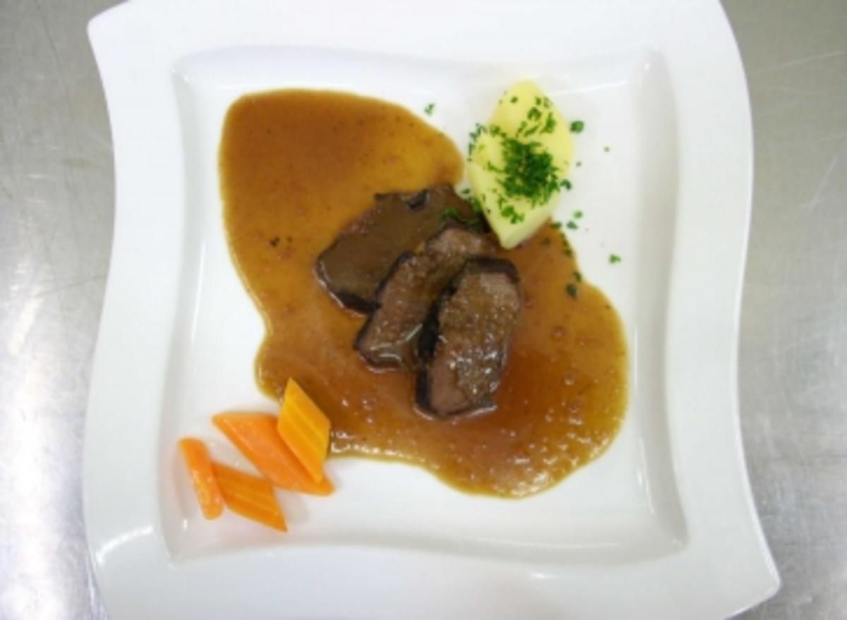 Bilder für Rinderbraten auf Cognacsoße an Petersilienkartoffeln und glasierten Möhren - Rezept