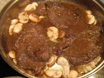 Rostbraten mit Champignons und Kapern - Rezept