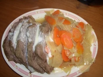 Rezept: Tafelspitz mit Meerrettich-Soße und Boulliongemüse nach Metzgerart Tafelspitz mit Meerrettich-Soße und Boulliongemüse nach Metzgerart - Rezept