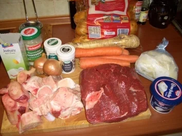 Rezept: Tafelspitz mit Meerrettich-Soße und Boulliongemüse nach Metzgerart Tafelspitz mit Meerrettich-Soße und Boulliongemüse nach Metzgerart - Rezept