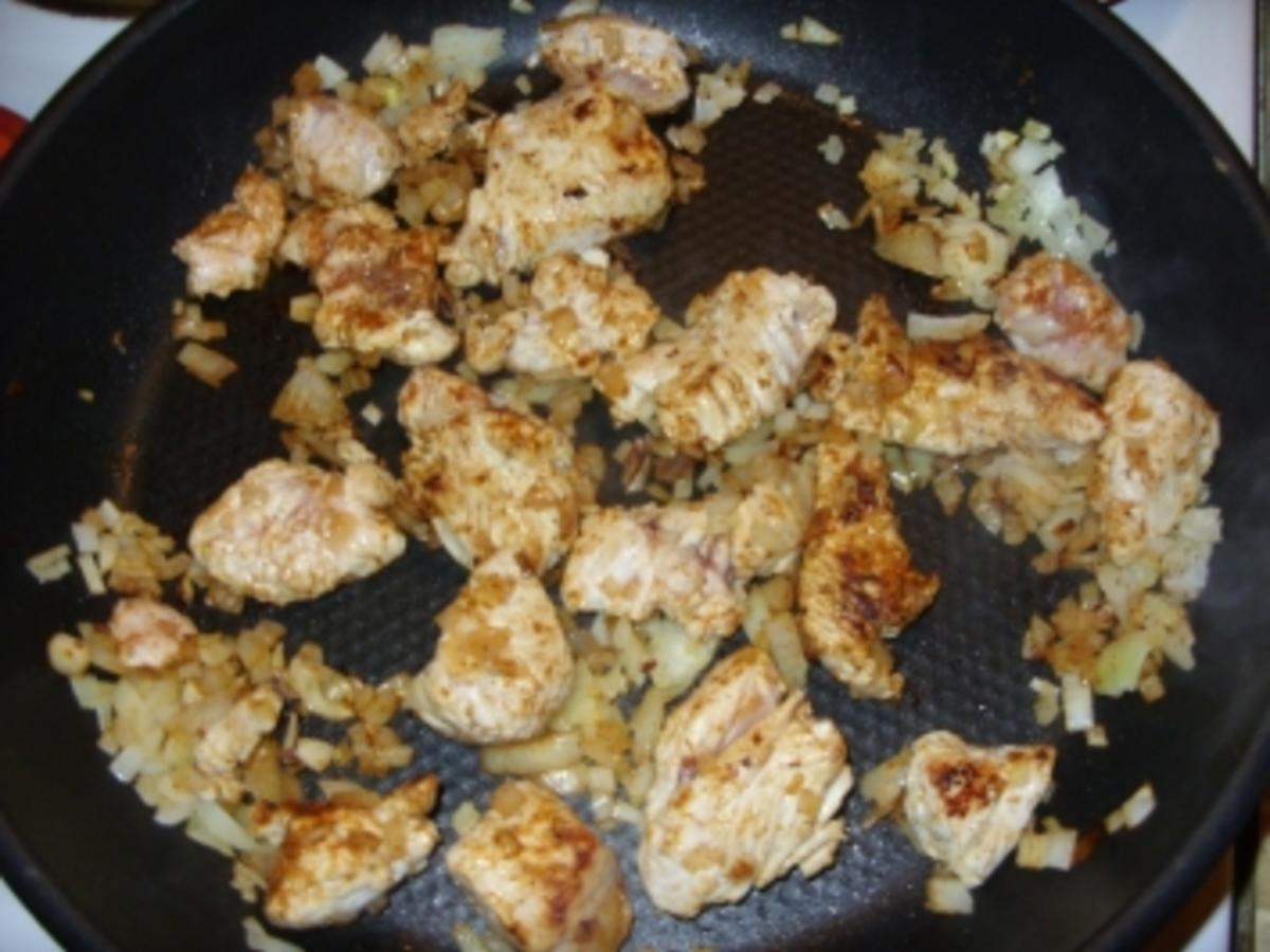 Puten Gulasch mit Gemüse Soße süß/scharf - schnell & einfach - 84 kcal/100g Puten Gulasch mit Gemüse Soße süß/scharf - schnell & einfach - 84 kcal/100g