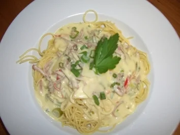 Spaghetti treffen Frühlingszwiebeln, Pepperonis und Frischkäse - Rezept