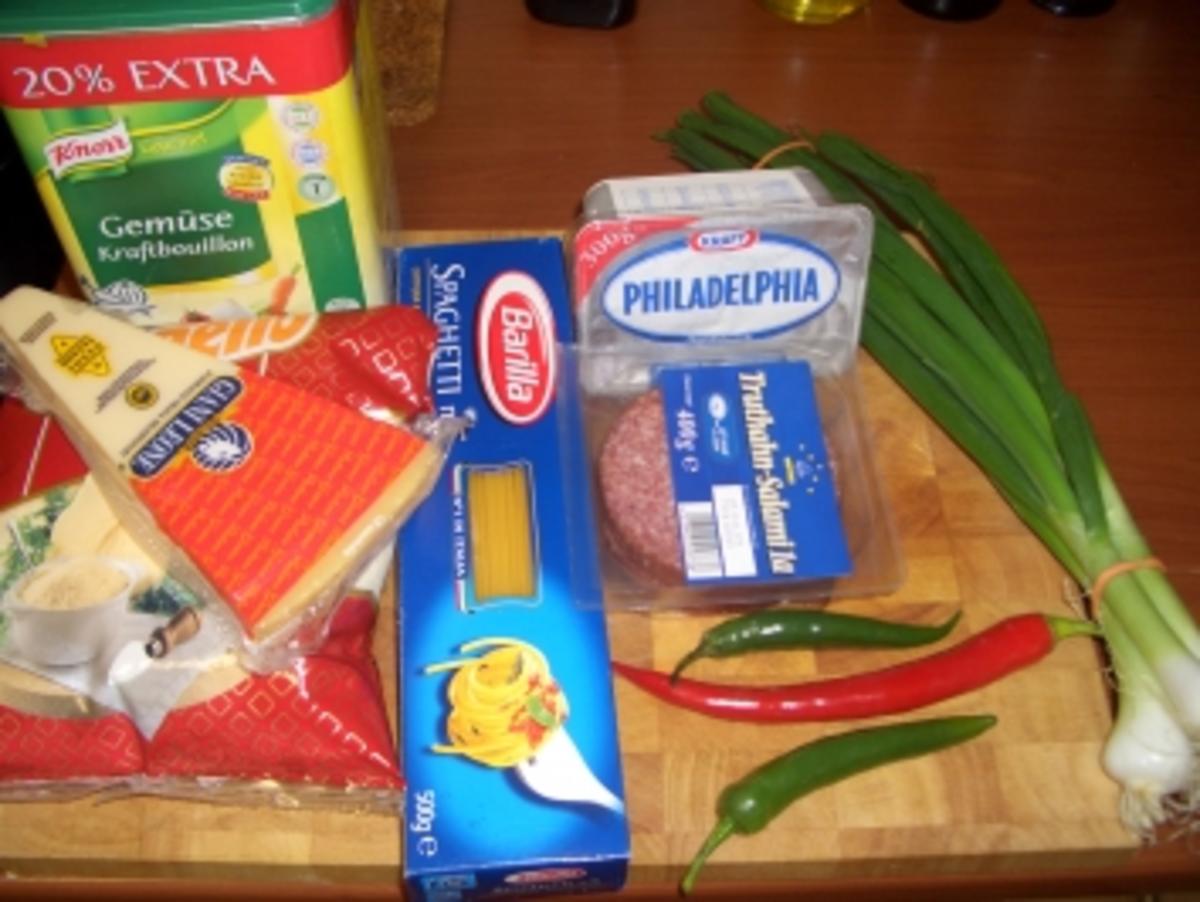 Spaghetti treffen Frühlingszwiebeln, Pepperonis und Frischkäse - Rezept