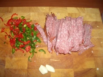 Spaghetti treffen Frühlingszwiebeln, Pepperonis und Frischkäse - Rezept