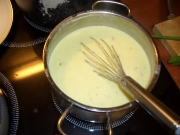 Spaghetti treffen Frühlingszwiebeln, Pepperonis und Frischkäse - Rezept