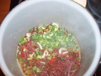 Spaghetti treffen Frühlingszwiebeln, Pepperonis und Frischkäse - Rezept