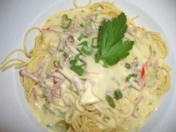 Spaghetti treffen Frühlingszwiebeln, Pepperonis und Frischkäse - Rezept