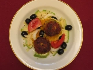 Avocado-Orangen-Mandelsalat mit Ingwer-Fischklößchen - Israel - Rezept