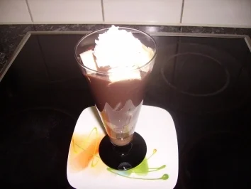 Schoko-Amarettibecher mit Früchten - Rezept