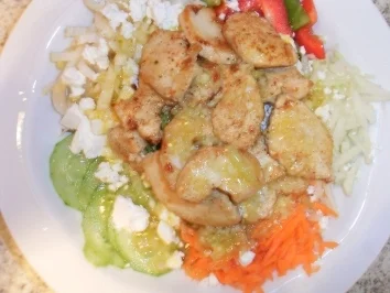 Rezept: Gemischter Salat mit Hähnchenbrust und Schafkäse Gemischter Salat mit Hähnchenbrust und Schafkäse - Rezept