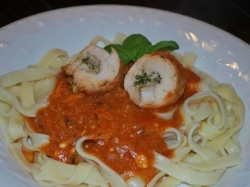 Hähnchenröllchen "Caprese" auf Bandnudeln - Rezept