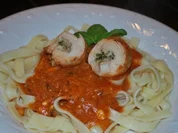 Hähnchenröllchen "Caprese" auf Bandnudeln - Rezept