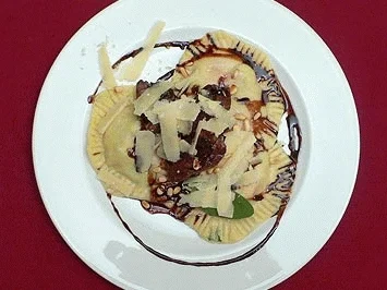 Erdbeer-Rucola-Ravioli mit Straußenfilet an Balsamicojus - Rezept