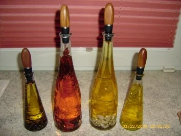 Chili - Öl , Pfeffer - Öl , Lorbeer - Zwiebel - Öl , Knoblauch - Öl - Rezept