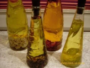 Chili - Öl , Pfeffer - Öl , Lorbeer - Zwiebel - Öl , Knoblauch - Öl - Rezept