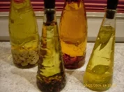 Chili - Öl , Pfeffer - Öl , Lorbeer - Zwiebel - Öl , Knoblauch - Öl - Rezept