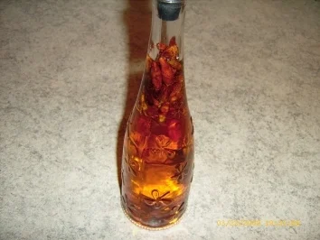 Chili - Öl , Pfeffer - Öl , Lorbeer - Zwiebel - Öl , Knoblauch - Öl - Rezept