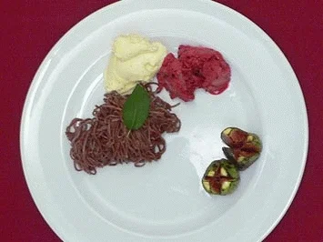 Rezept: Selbst gemachte Schokonudeln mit Früchten und Eis Selbst gemachte Schokonudeln mit Früchten und Eis - Rezept