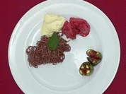 Selbst gemachte Schokonudeln mit Früchten und Eis - Rezept