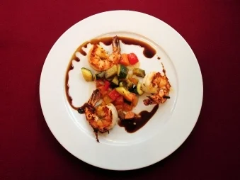 Caponata (Auberginen-Zucchini-Salat) mit gebratenen Gambas (Peter Bond) - Rezept