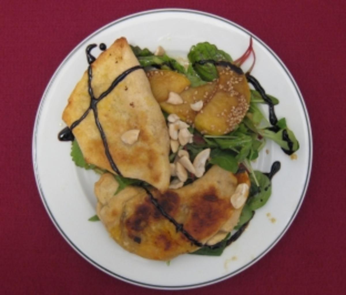 Gefüllte Samosas auf einem Bett von Salat mit Rübenkraut-Dressing - Rezept