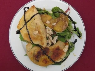 Gefüllte Samosas auf einem Bett von Salat mit Rübenkraut-Dressing - Rezept