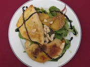 Gefüllte Samosas auf einem Bett von Salat mit Rübenkraut-Dressing - Rezept