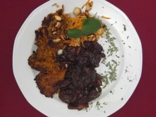 Rezept: Straußen-Feigen-Pflaumen-Gulasch an Butternut-Süßkartoffel-Bratlingen und Straußen-Feigen-Pflaumen-Gulasch an Butternut-Süßkartoffel-Bratlingen und - Rezept