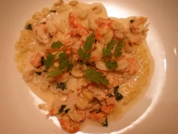 Rezept: Zitronenravioli in Flusskrebssoße mit gerösteten Pinienkernen Zitronenravioli in Flusskrebssoße mit gerösteten Pinienkernen - Rezept