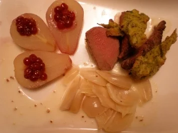 Rehfilet mit Kräuterkruste an Babybirnen gefüllt mit Preiselbeeren - Rezept